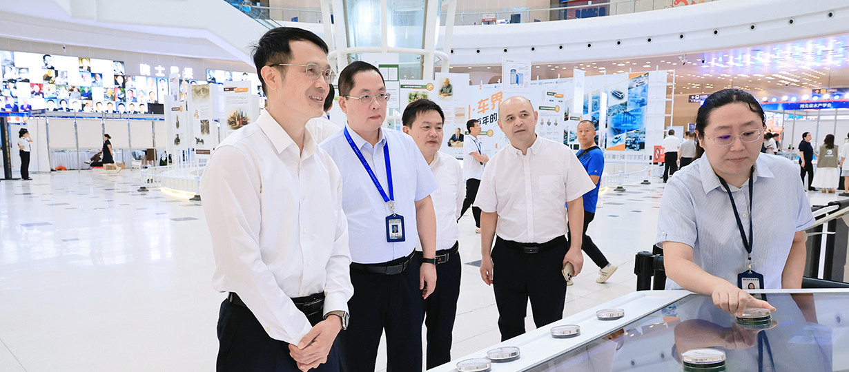 啟動式后，省科協(xié)黨組書記、副主席周德文參觀主場科普展示區(qū)